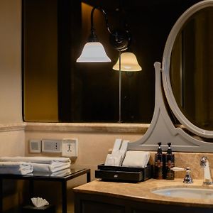 Dusid One-Bedroom Duplex King Suite Club Benefits